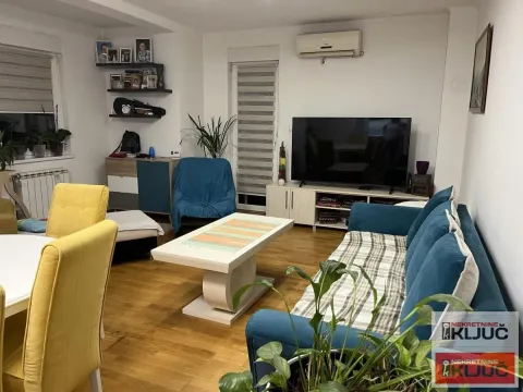Dnevna soba sa garniturom, televizorom i trpezarijskim stolom. - image 3