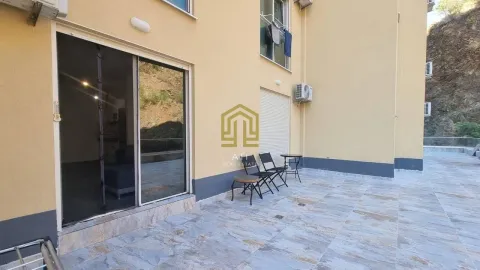 Popločana terasa ispred ulaza u stan sa garniturom za sjedenje. - image 13