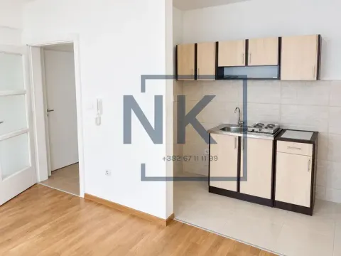 Manja kuhinja sa drvenim elementima u sklopu stana. - image 3