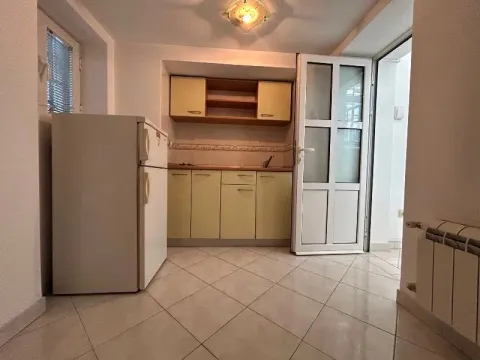 Manja kuhinja sa frižiderom i elementima u svetloj boji. - image 7