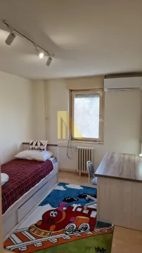 Dečja soba sa krevetom, radnim stolom i tepihom sa motivom voza. - image 15
