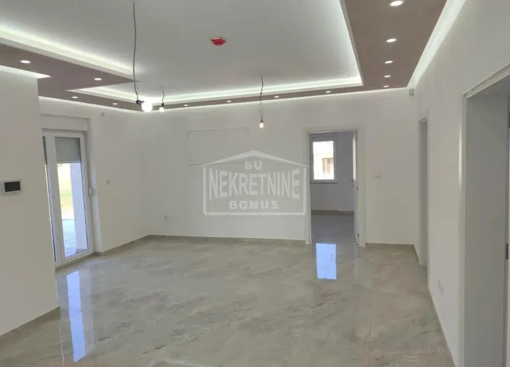 Izdavanje, trosoban stan, 160m², Mali Bajmok, Subotica