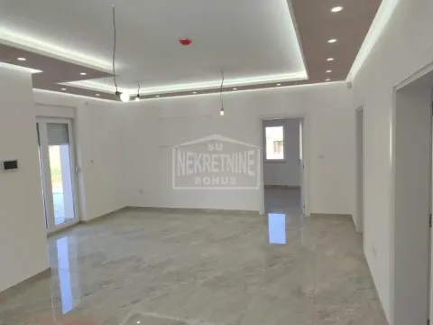 Izdavanje, trosoban stan, 160m², Mali Bajmok, Subotica