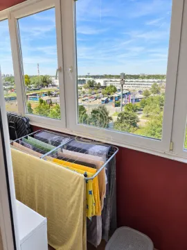 Zastakljeni balkon sa stalkom za sušenje veša i pogledom na okolinu. - image 8