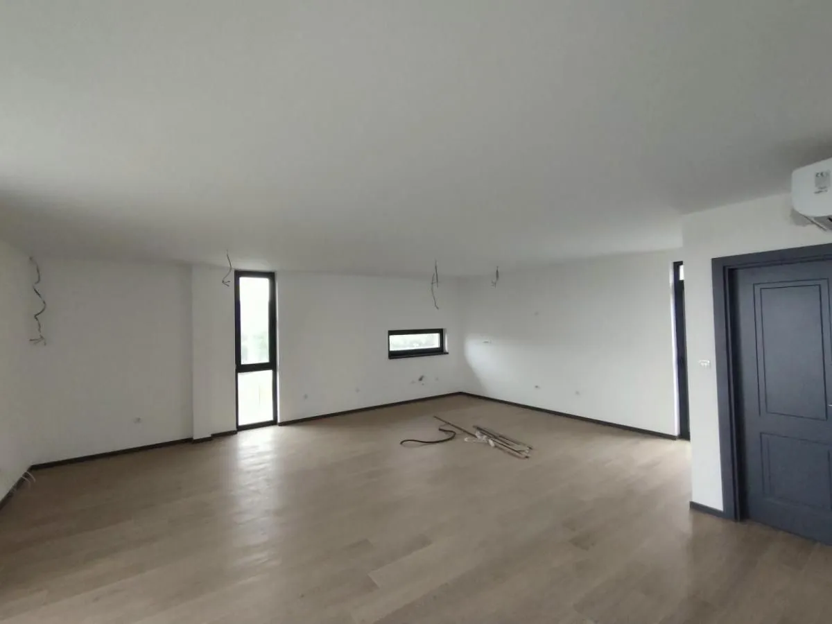 Izdavanje, četvorosoban stan, 200m², Sremska Kamenica, Petrovaradin
