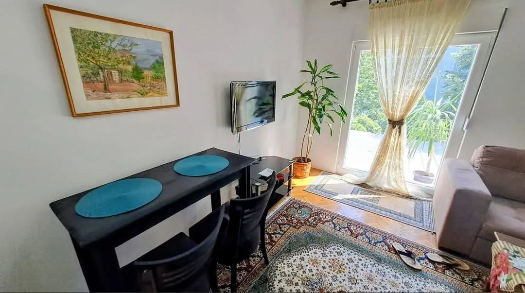 Living room with a dining table and access to the terrace.