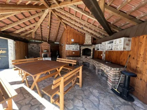 Izdavanje, kuća, 330m², Golubovci, Podgorica - image 5