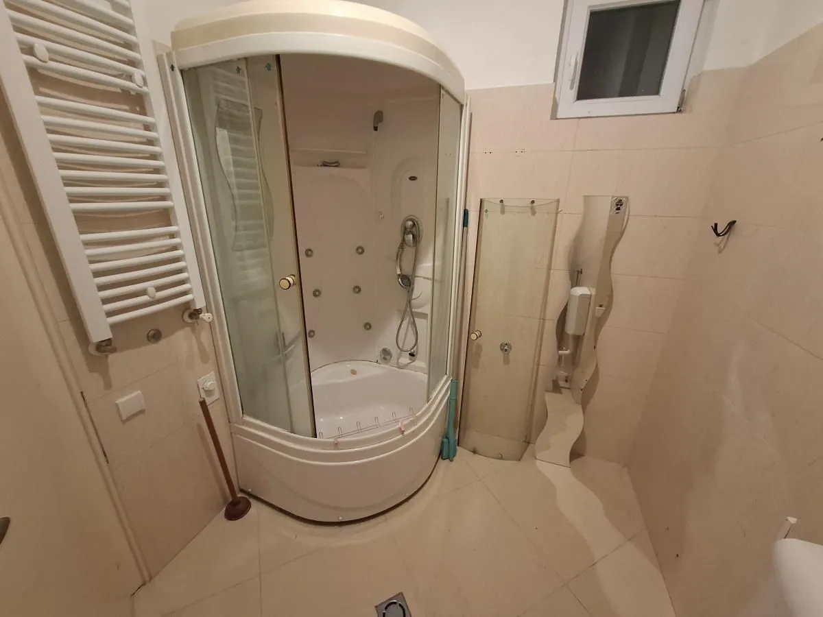 Izdavanje, trosoban stan, 122m², Centar, Novi Sad