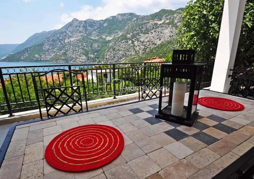 Prodaja, dvosoban stan, 110m², Risan, Kotor