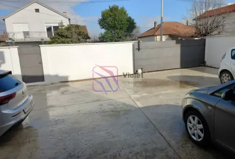 Yard with parking space and a fence. - image 4