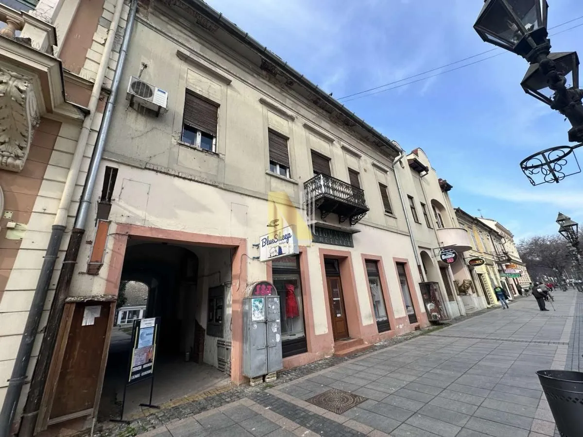 Prodaja, četvorosoban stan, 172m², Centar, Sombor