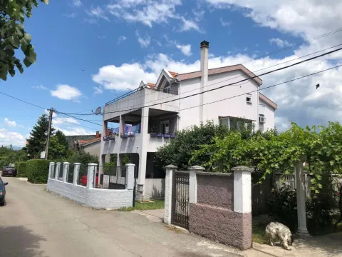 Izdavanje, dvosoban stan, 115m², Tološi, Podgorica - image 2
