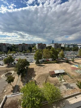 Pogled iz stana na gradsko područje sa ulicom i zelenilom. - image 3