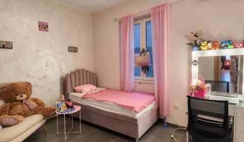 Dečja soba sa krevetom, radnim stolom i plišanim igračkama. - image 7