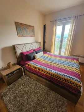 Namještena spavaća soba sa bračnim krevetom, noćnim stočićem i prozorom koji gleda na okolinu. - image 7