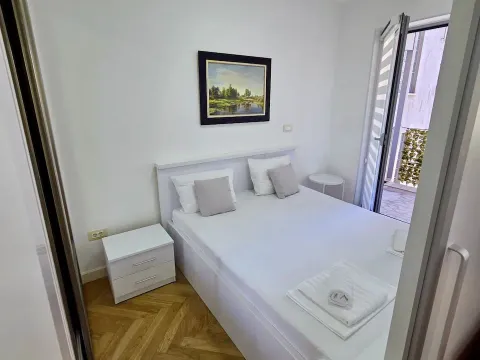 Rent, one bedroom apartment, 40m², Dobrota, Kotor - image 10