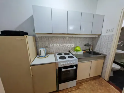 Manja kuhinja sa frižiderom, šporetom i visećim elementima. - image 6