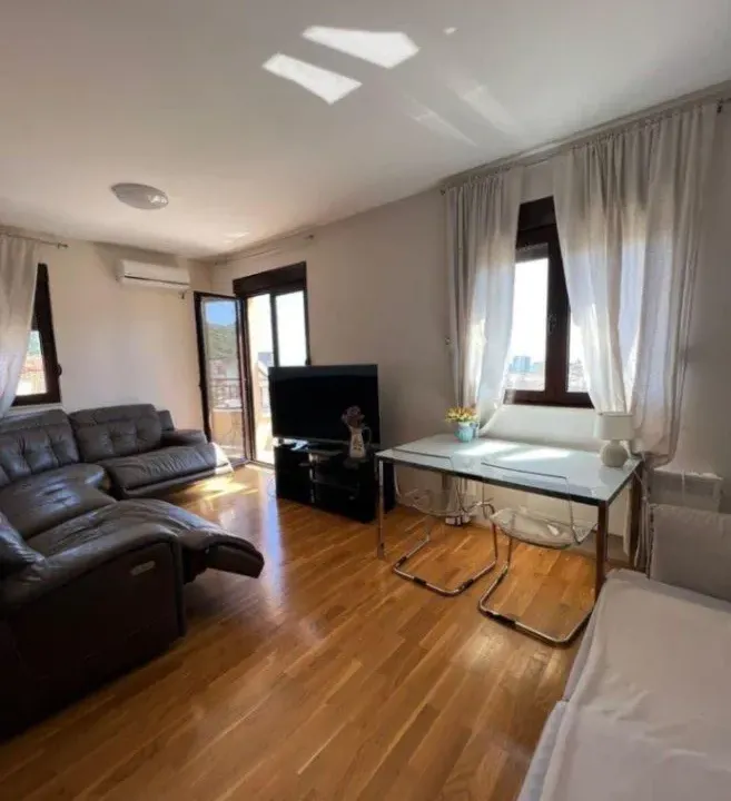 Prodaja, dvosoban stan, 70m², Lazi, Budva