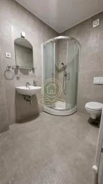 Kupatilo opremljeno tuš kabinom, umivaonikom i toaletom. - image 10