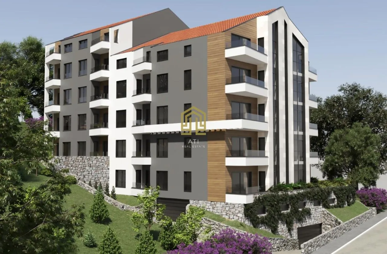Spoljašnji izgled moderne stambene zgrade sa terasama i uređenim dvorištem.