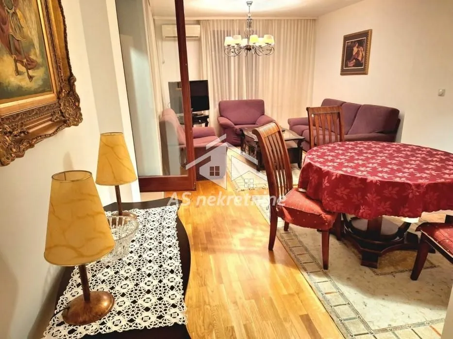 Izdavanje, četvorosoban stan, 105m², Vračar Sve Podlokacije, Beograd