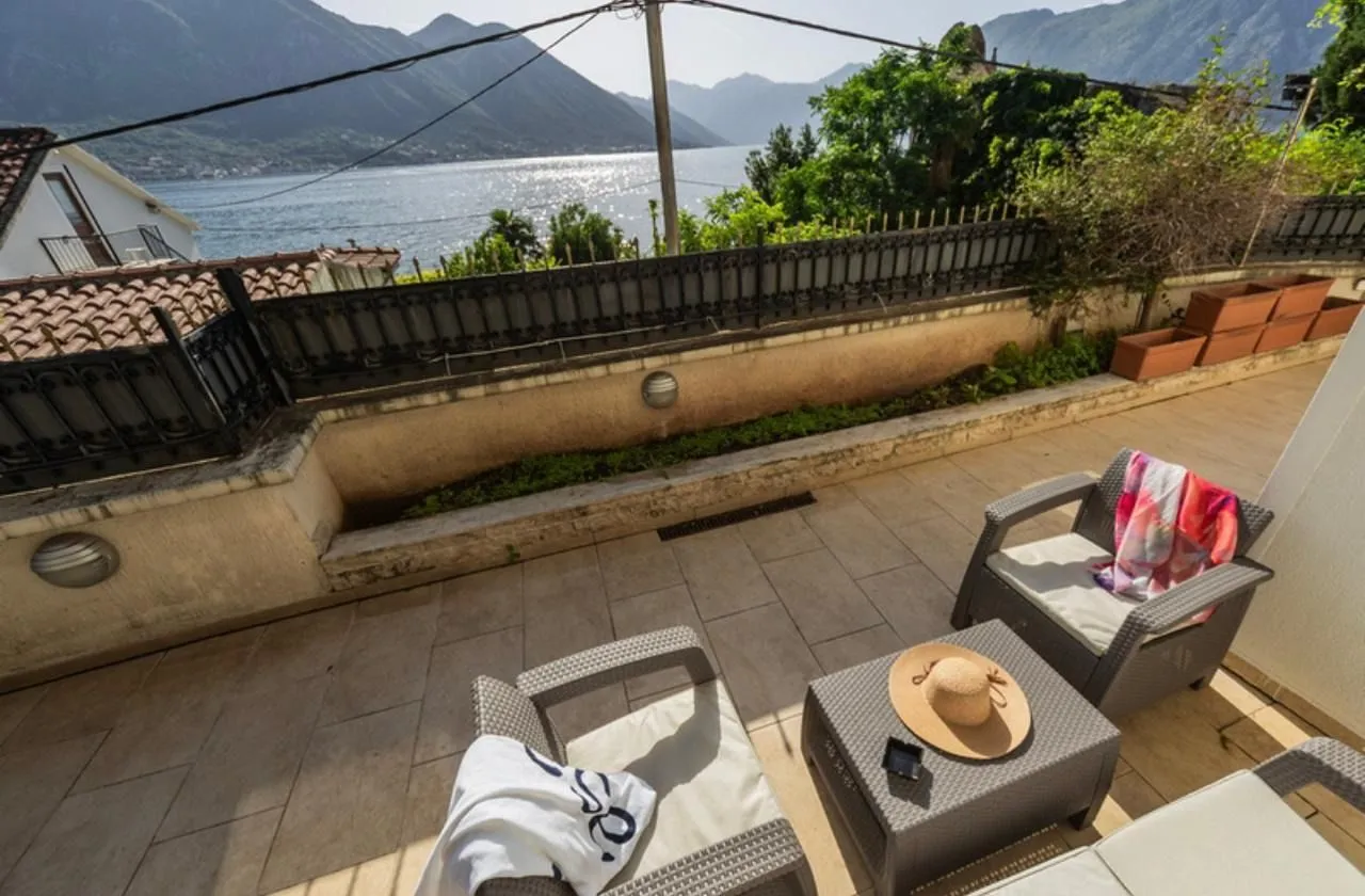 Rent, three bedroom apartment, 120m², Dobrota, Kotor