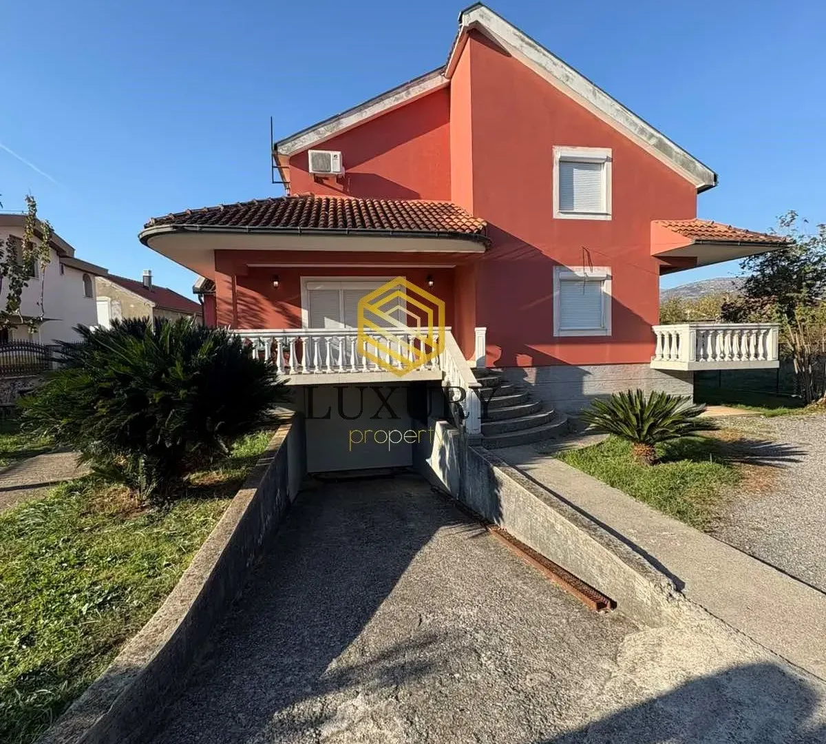 Izdavanje, kuća, 350m², Zlatica, Podgorica