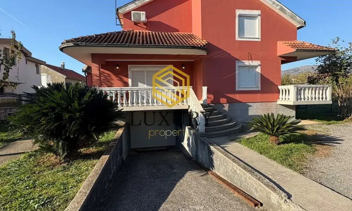 Izdavanje, kuća, 350m², Zlatica, Podgorica