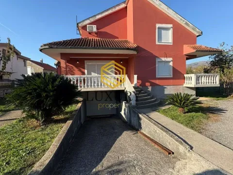 Izdavanje, kuća, 350m², Zlatica, Podgorica - image 1