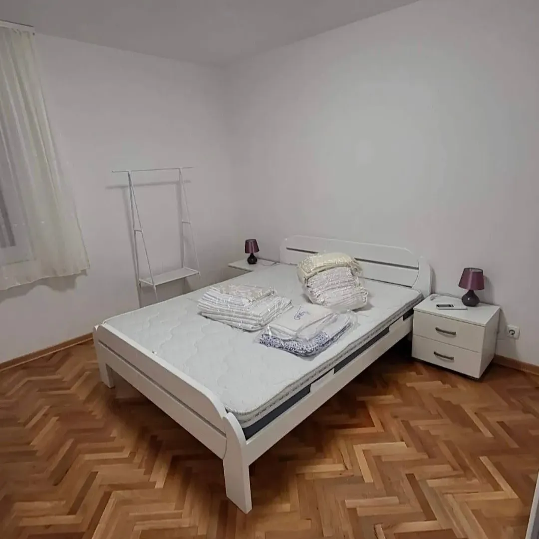 Izdavanje, dvosoban stan, 66m², Centar, Tivat