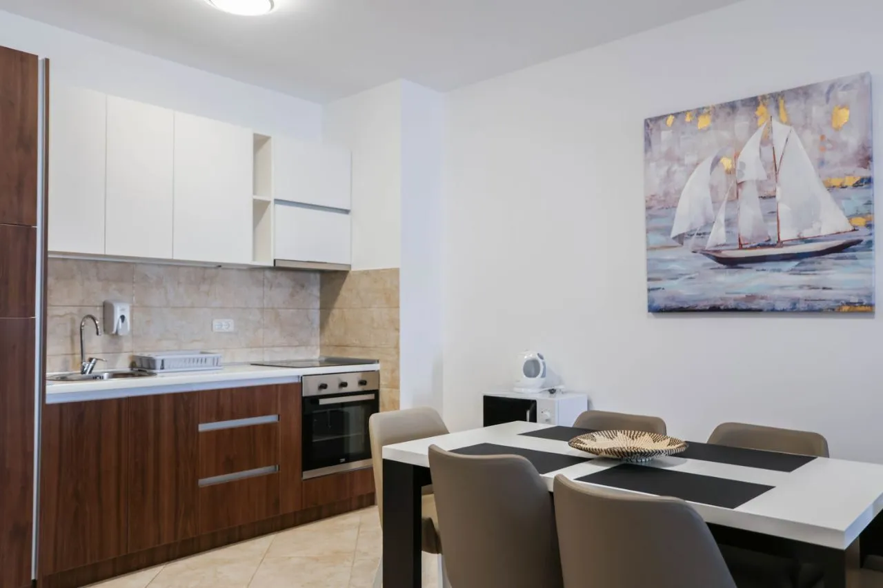 Rent, one bedroom apartment, 67m², Bečići, Budva