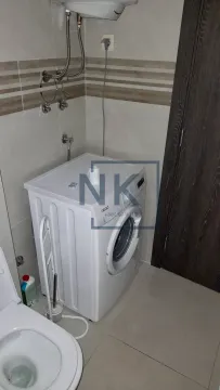 Kupatilo sa veš mašinom i toaletom. - image 7