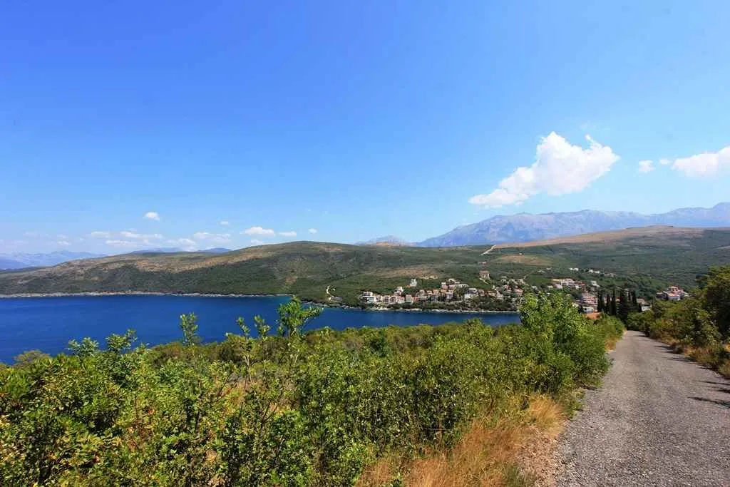 Pogled na more i brda sa lokalnog puta.