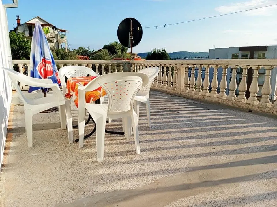 Izdavanje, trosoban stan, 70m², Kalimanj, Tivat