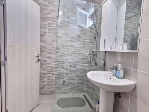 Rent, one bedroom apartment, 47m², Bečići, Budva - image 10