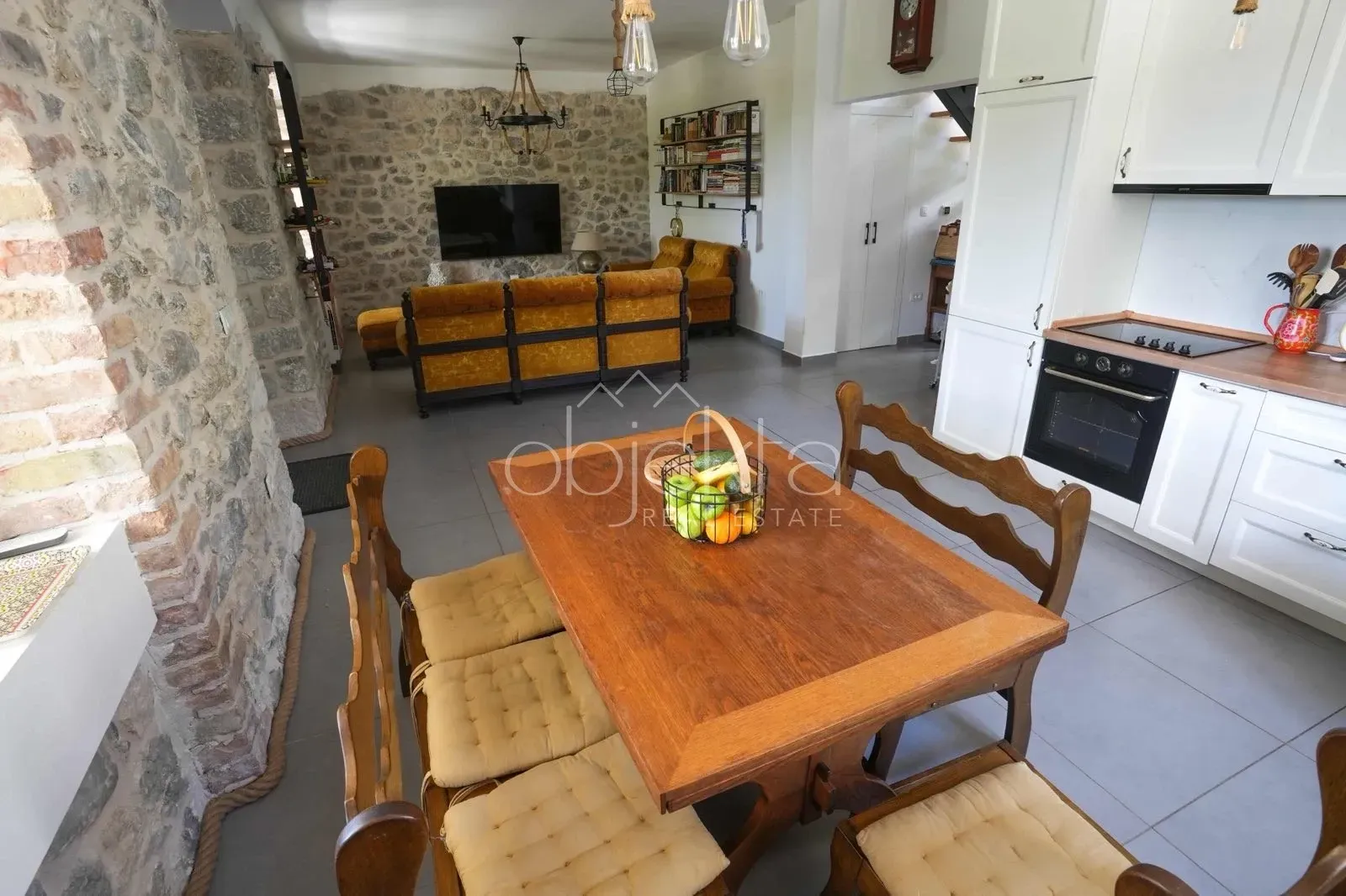 Izdavanje, kuća, 160m², Kotor, Crna Gora
