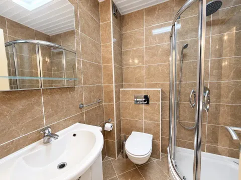 Moderno opremljeno kupatilo sa tuš kabinom, umivaonikom i wc šoljom. - image 9