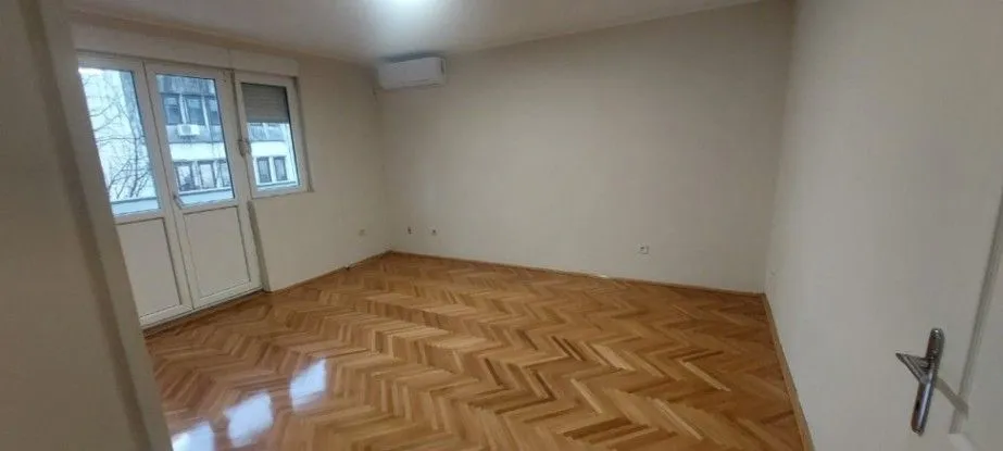 Izdavanje, poslovni prostor, 89m², Centar, Podgorica
