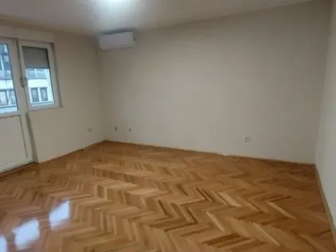 Izdavanje, poslovni prostor, 89m², Centar, Podgorica - image 1