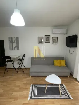 Manja dnevna soba sa trosjedom, stočićem i trpezarijskim stolom sa dve stolice. - image 3
