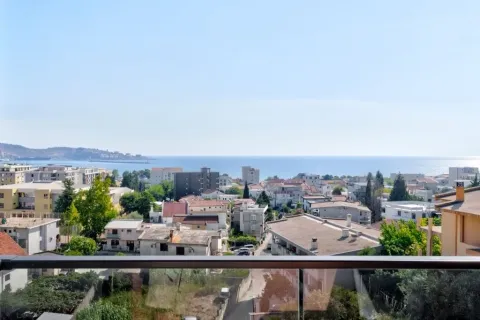 Pogled na grad i more sa terase. - image 19