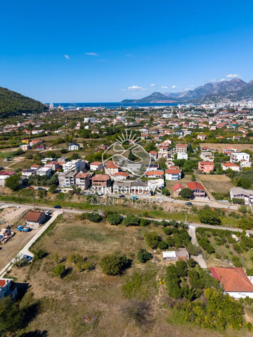 Pogled iz vazduha na naselje i okolni pejzaž.