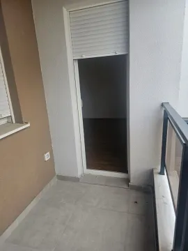 Manji popločani balkon sa pogledom na ulazna vrata u unutrašnjost stanovanja. - image 4