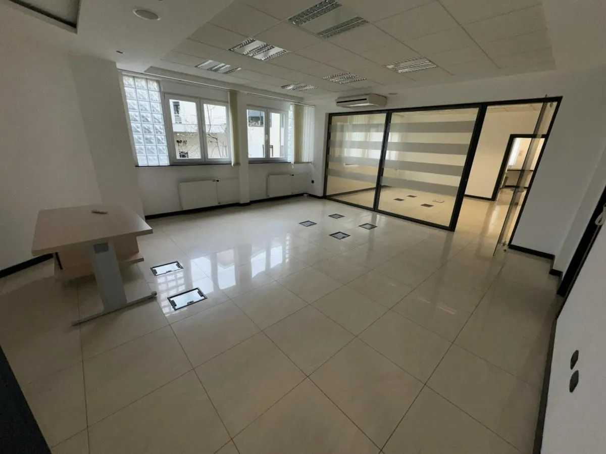 Izdavanje, poslovni prostor, 300m², Cvetkova Pijaca, Zvezdara Sve Podlokacije