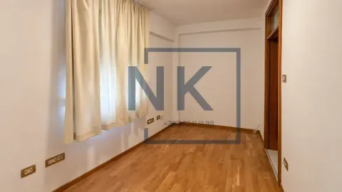 Prazna soba sa parketom na podu i zavjesama na prozoru. - image 7