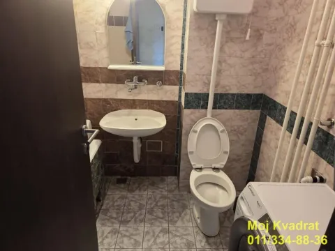 Manje kupatilo sa umivaonikom, WC šoljom i mašinom za veš. - image 11