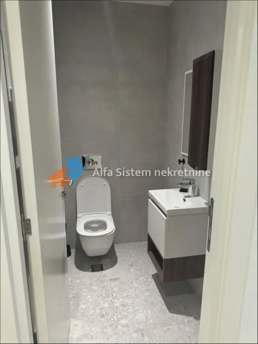 Izdavanje, četvorosoban stan, 110m², Savski Venac, Beograd