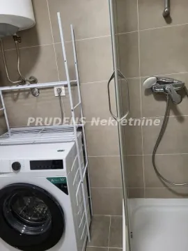Kupatilo sa tuš kabinom i veš mašinom. - image 12