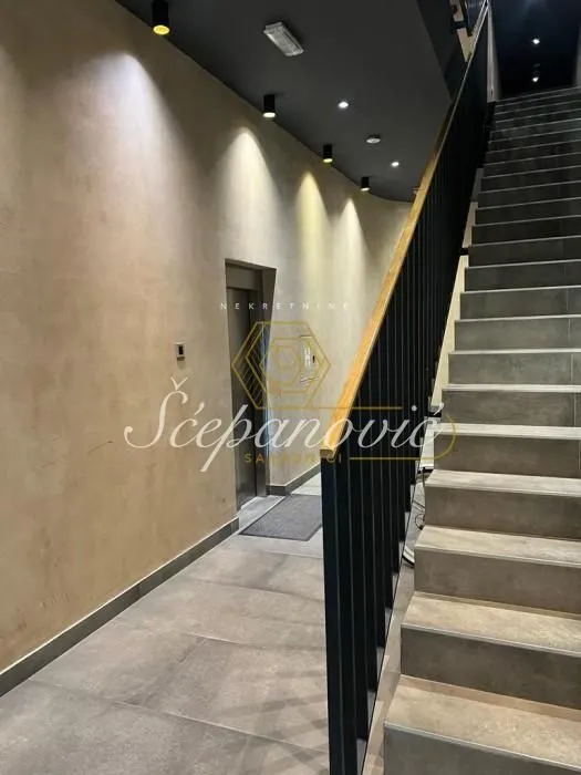 Prodaja, četvorosoban stan, 240m², Adamovićevo Naselje, Novi Sad Sve Podlokacije
