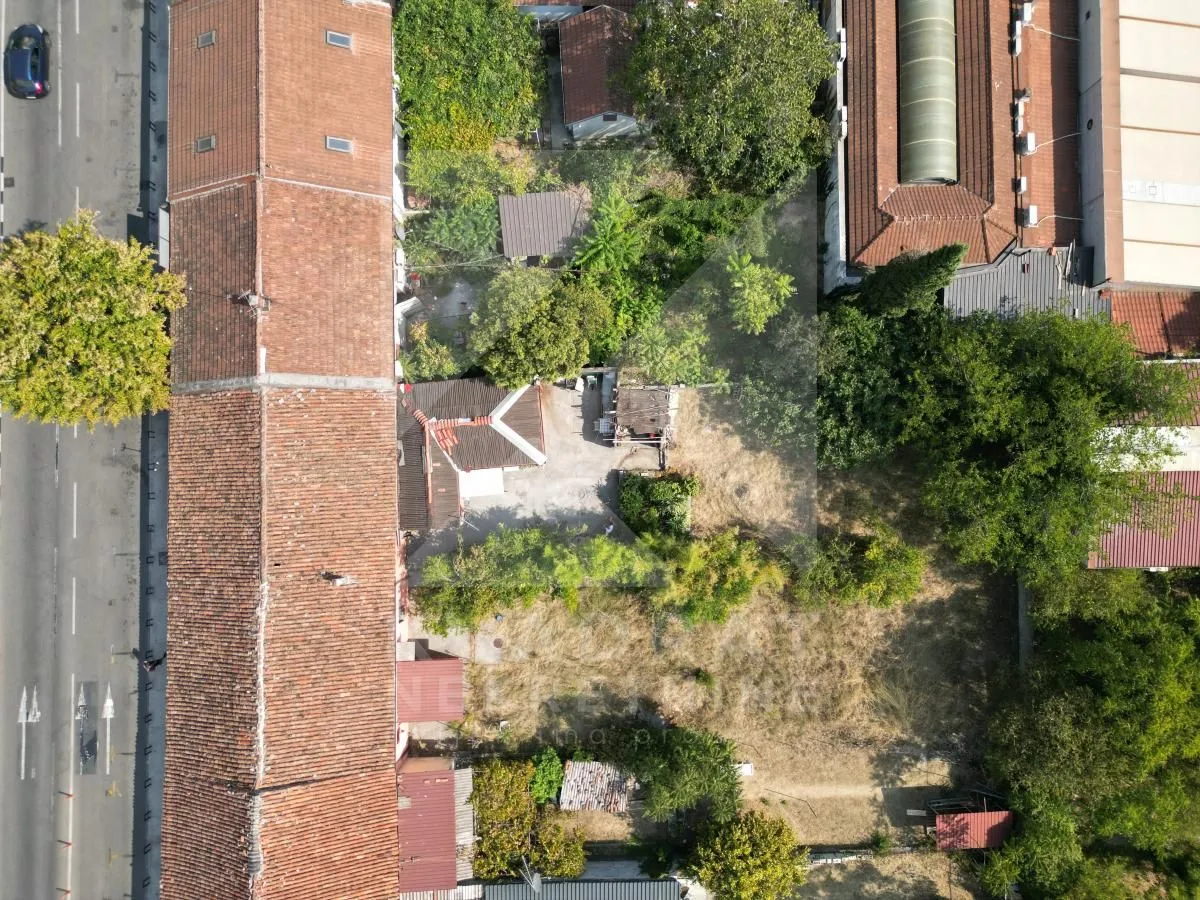 Pogled iz vazduha na dvorište i okolne objekte.